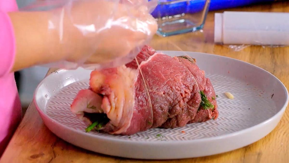 Рулет из конины связывают кулинарной нитью