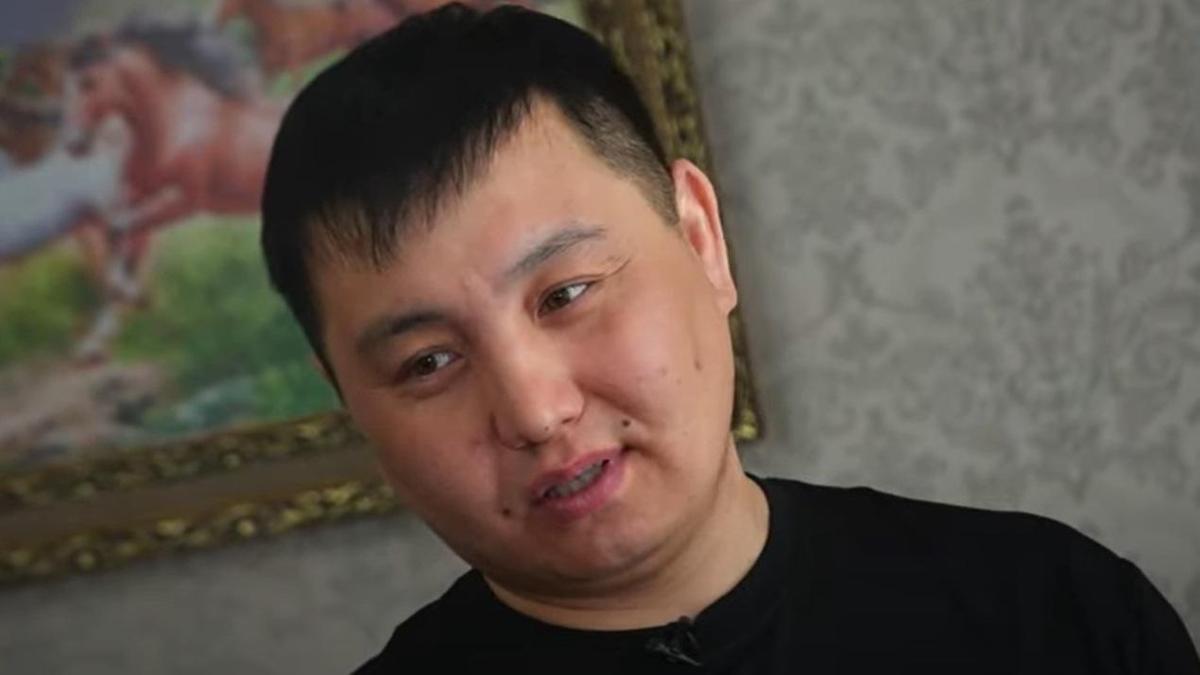 Ерден Қабылтаев сұхбат барысында Ерден Қабылтаев сұхбат барысында