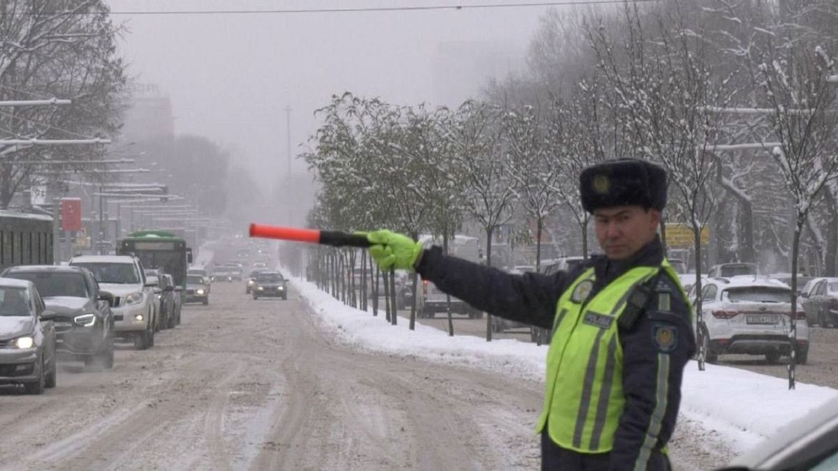 Полицейский с жезлом на дороге