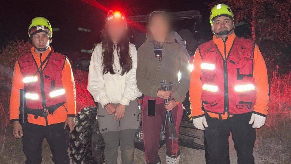 Спасатели с двумя девушками