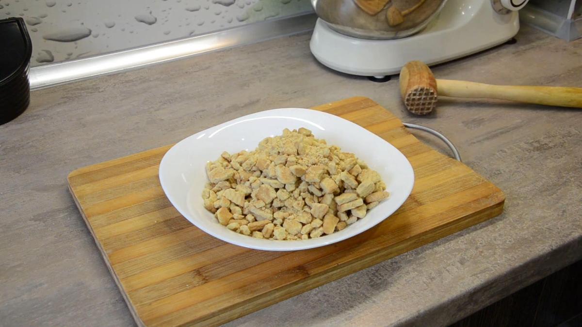 Измельченное сахарное печенье в тарелке