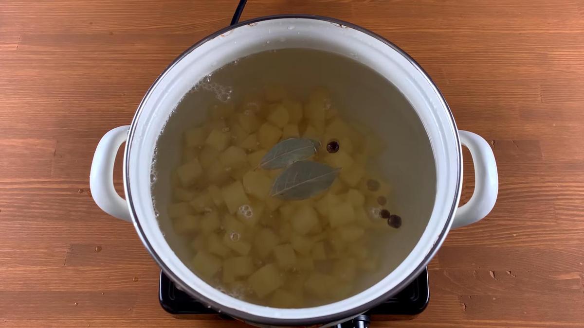 В кастрюле варится картофель