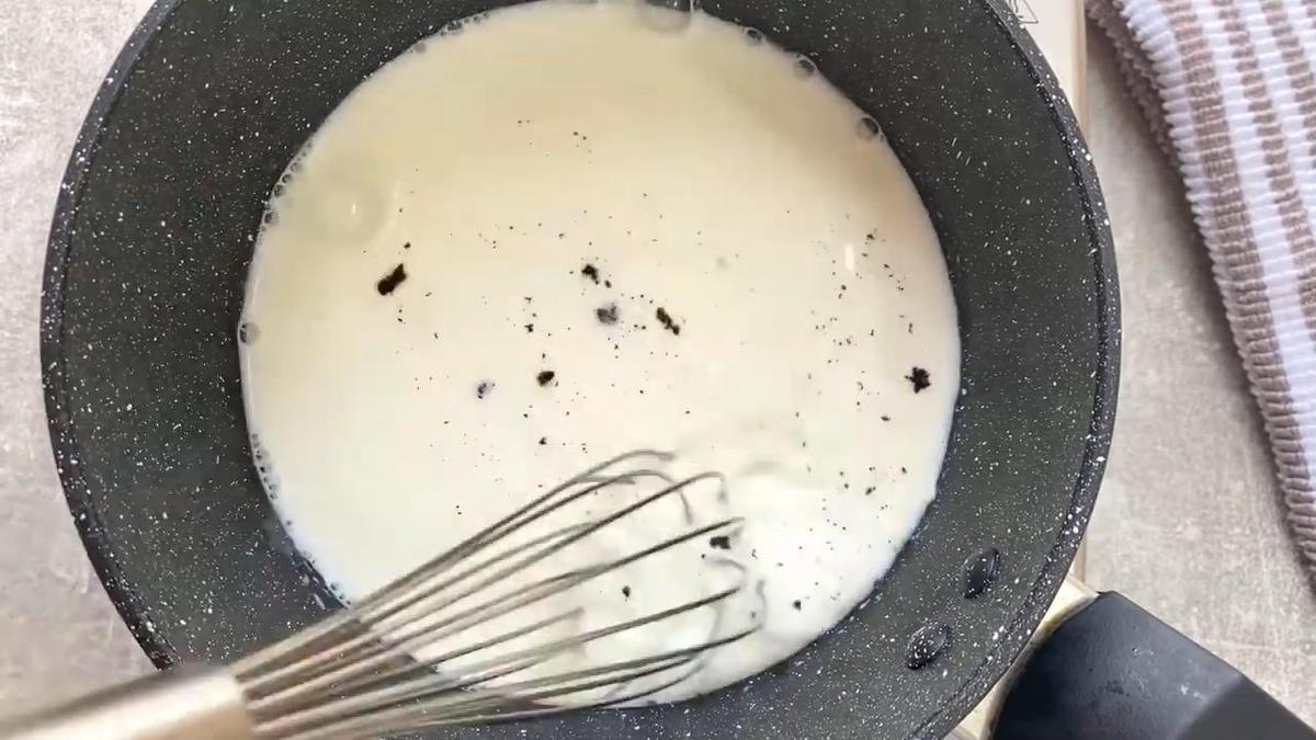 В сотейнике варят молоко с добавлением ванили