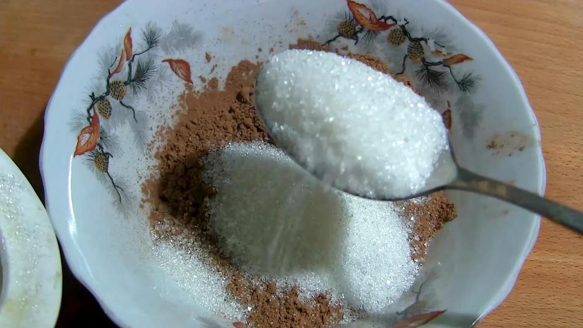 В пиалу с какао насыпают сахар