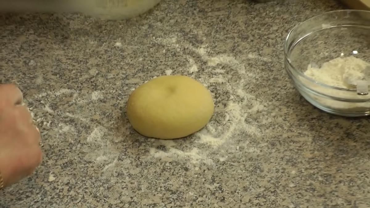 Вымешивание теста руками на поверхности стола