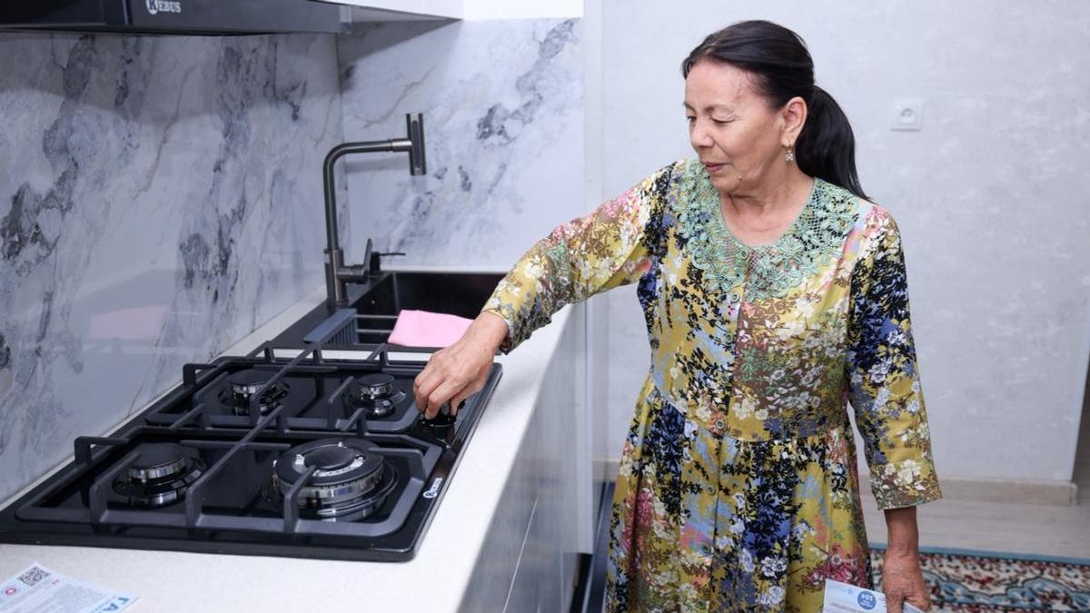 Женщина включает газовую плиту