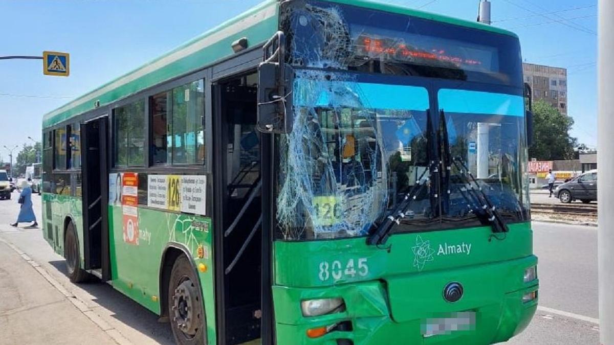 Пострадавшее в ДТП автобус