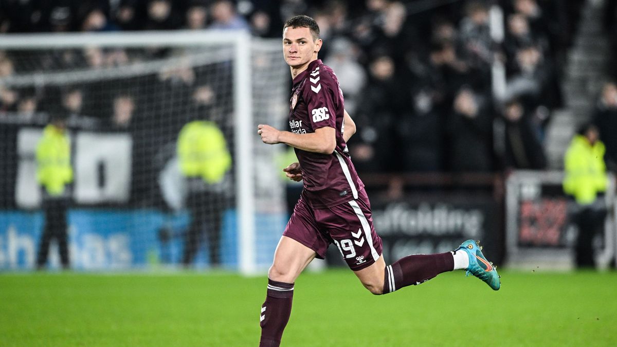 Казахстанский футболист Ислам Чесноков