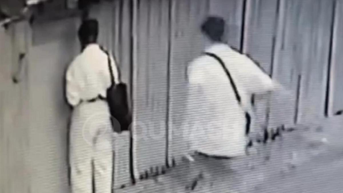 Несовершеннолетний подходит к жительнице Алматы