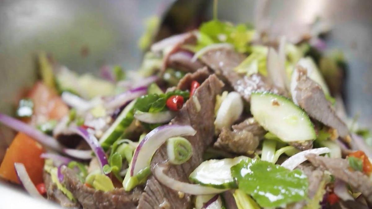 Смешанный тайский салат с говядиной