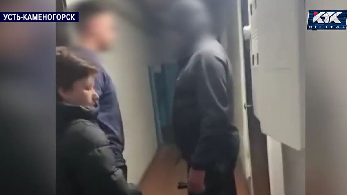 Мужчина угрожает волонтерам