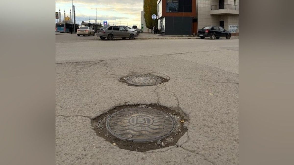 Люк, куда упала женщина