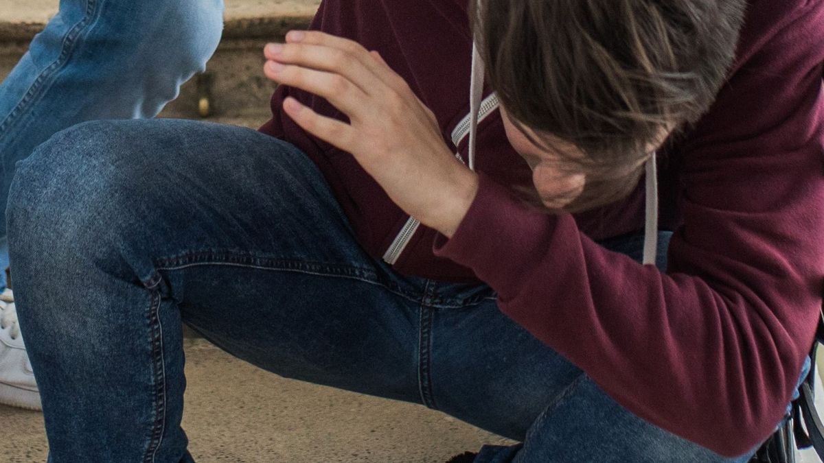 Парень закрывается от ударов