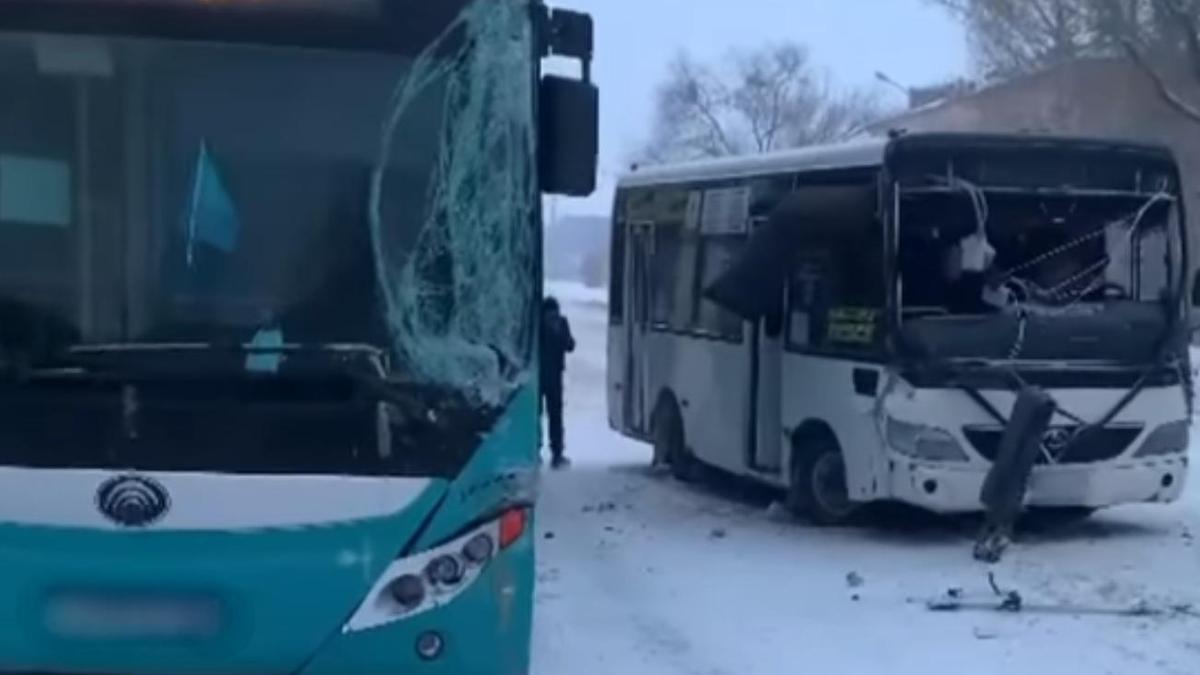 Место столкновения двух автобусов