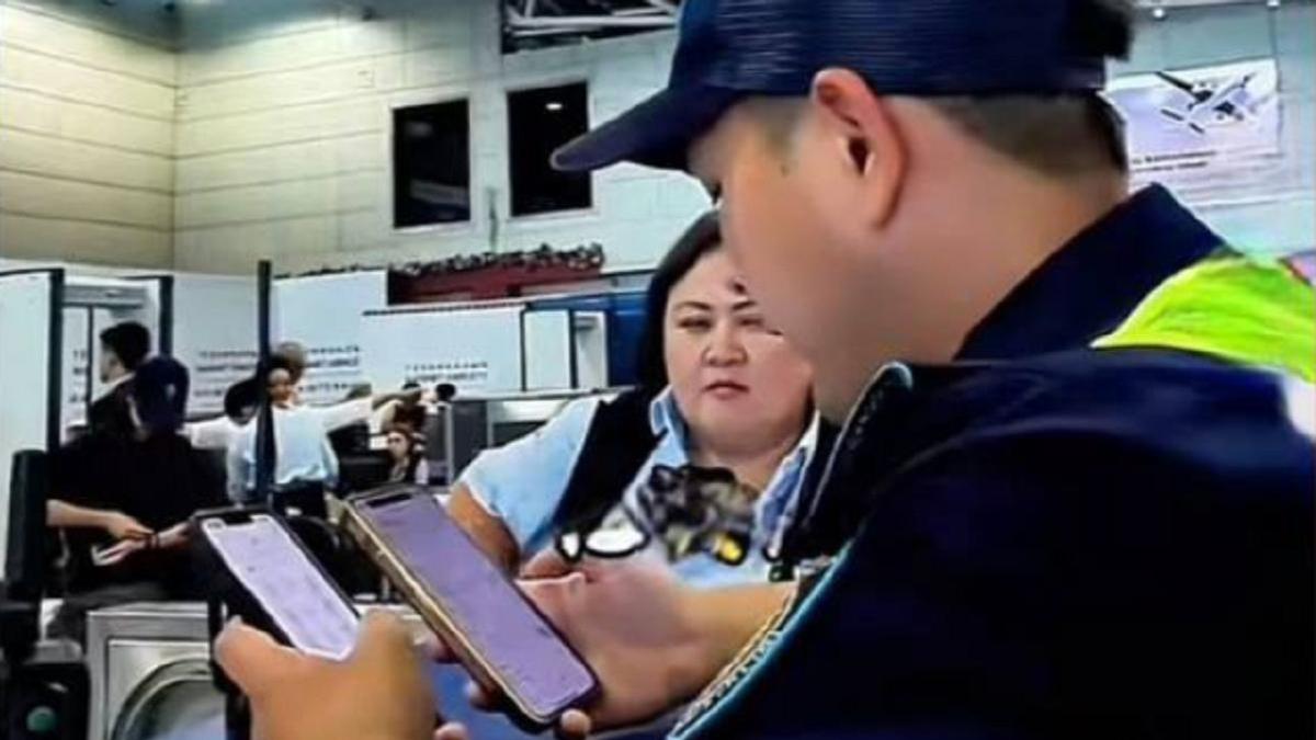 Полицейский проверяет телефон