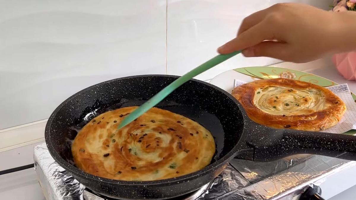 В сковороде переворачивают лепешку каттаму