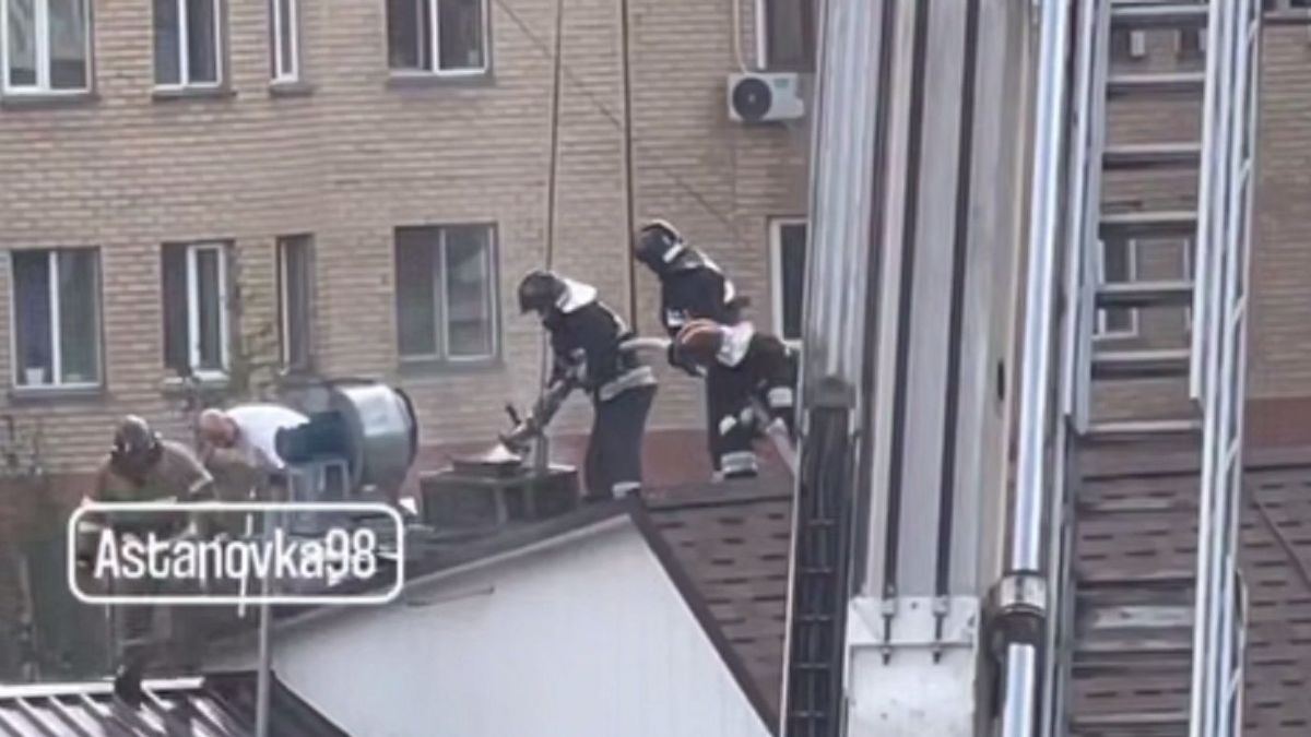 Пожарные на крыше здания
