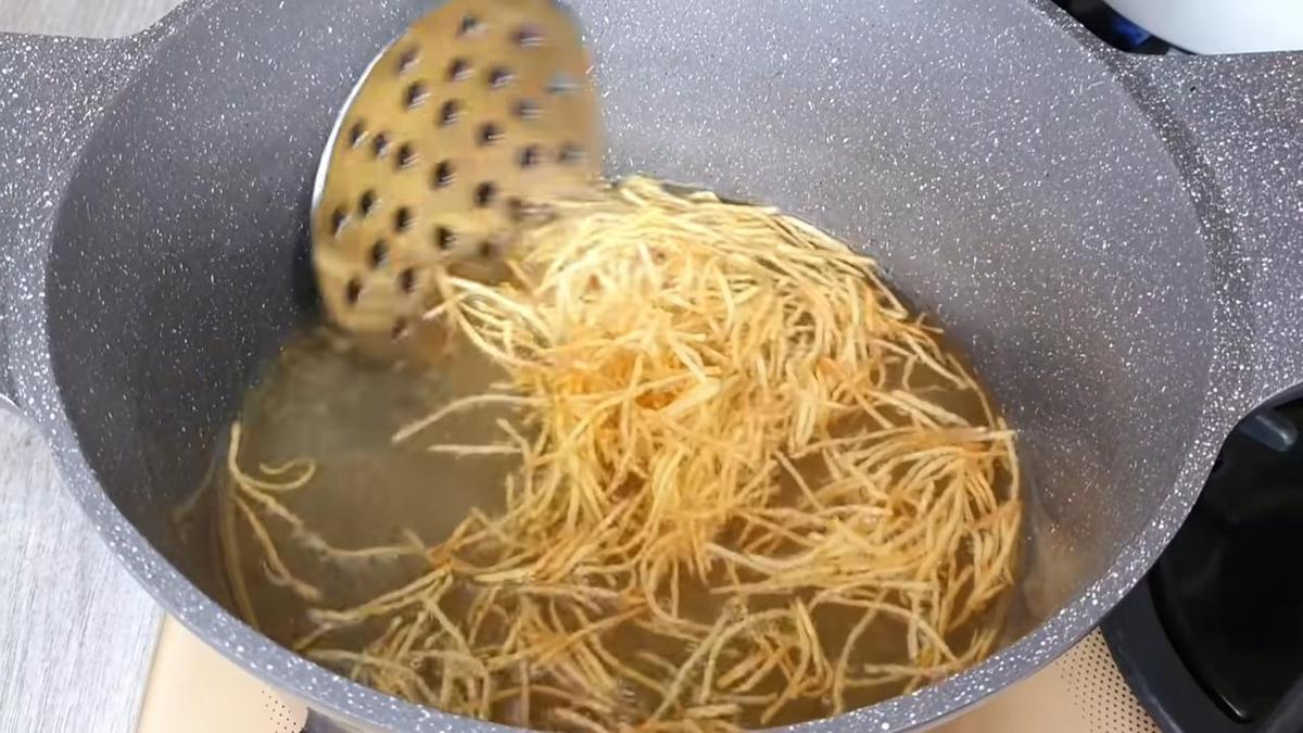 В казане в масле обжаривается картофель