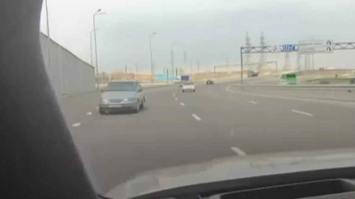 Водитель выехал на "встречку" Водитель выехал на "встречку"