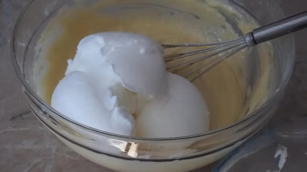 Взбитые белки в чаше с тестом