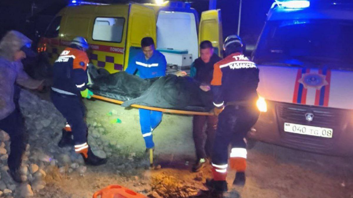 Спасатели переносят пострадавшую