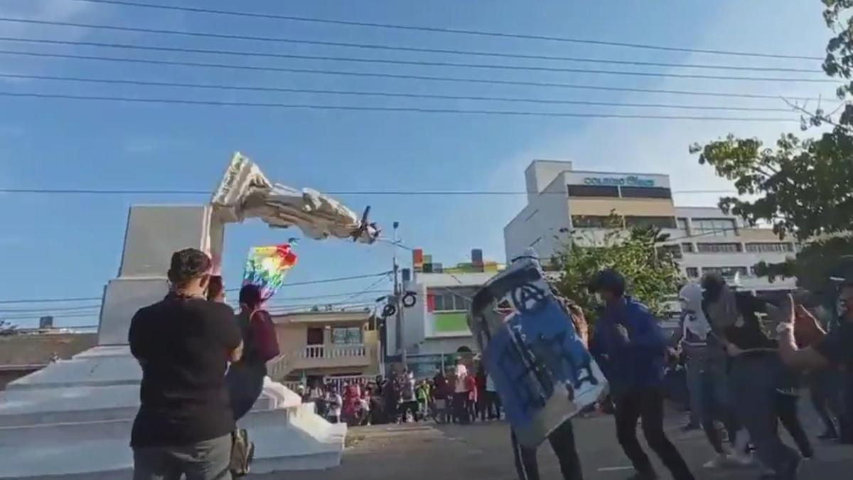 Колумбийские протестующие сбросили статую Колумба
