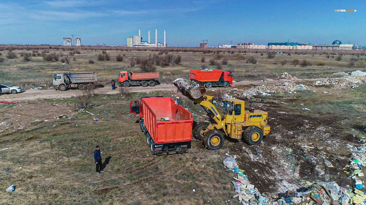 Грузовики вывозят мусор