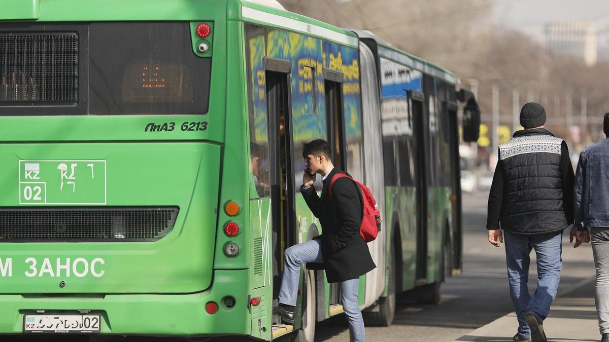 Парень заходит в автобус