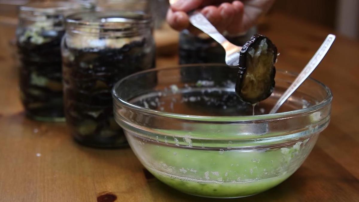 Заполнение банок жареными баклажанами