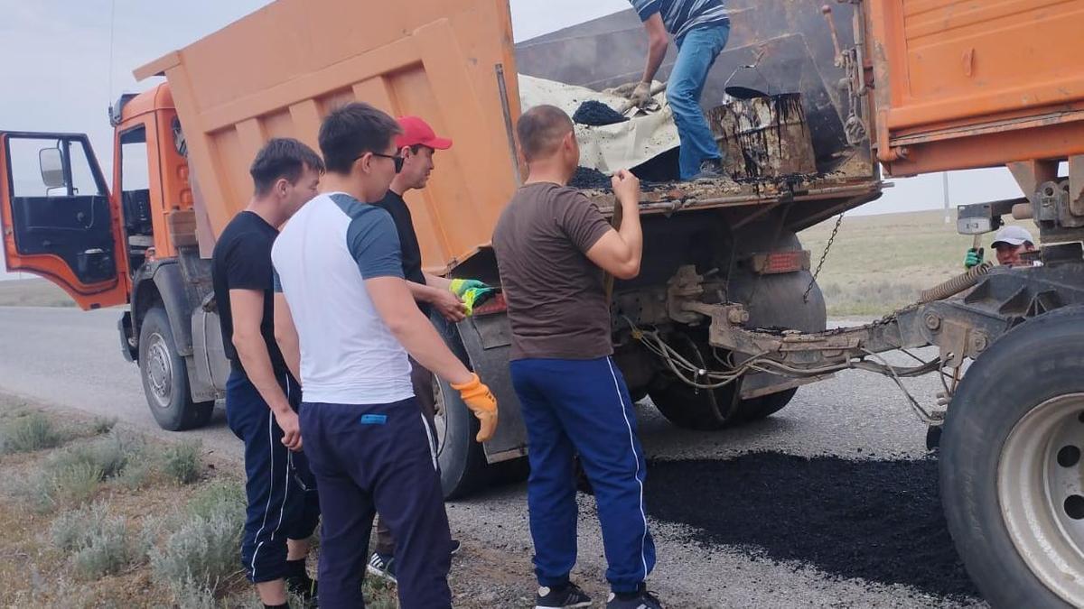 Атырау облысында жол жөндеп жүрген жүргізушілер