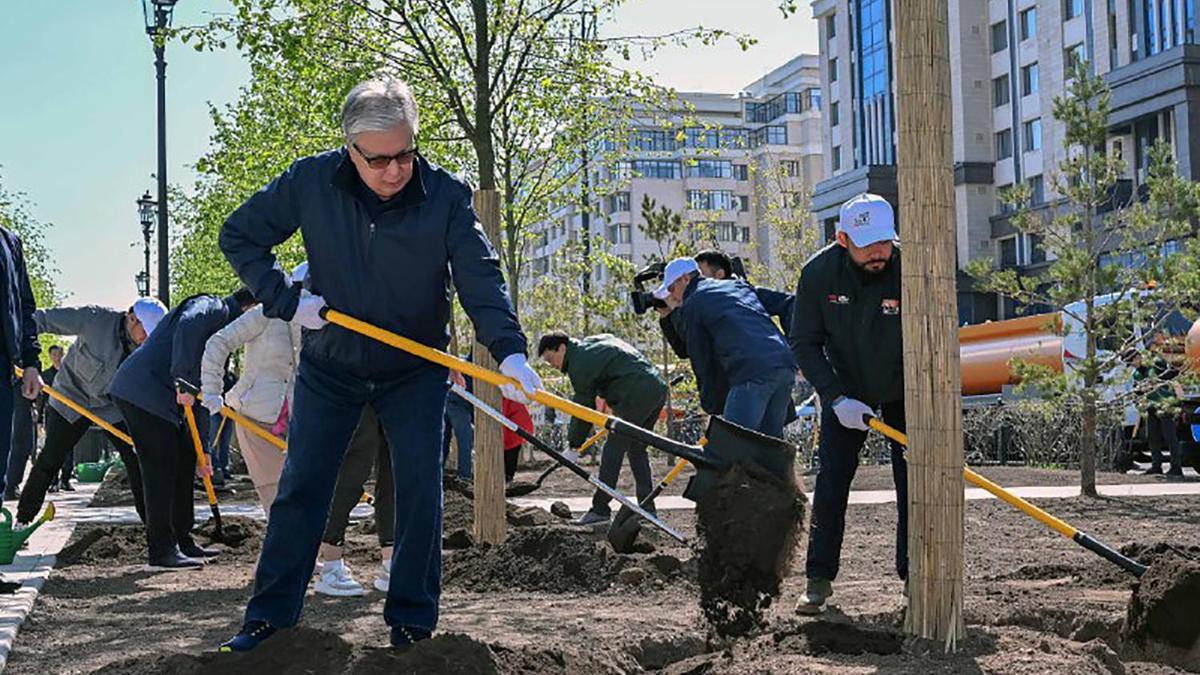 Токаев на субботнике