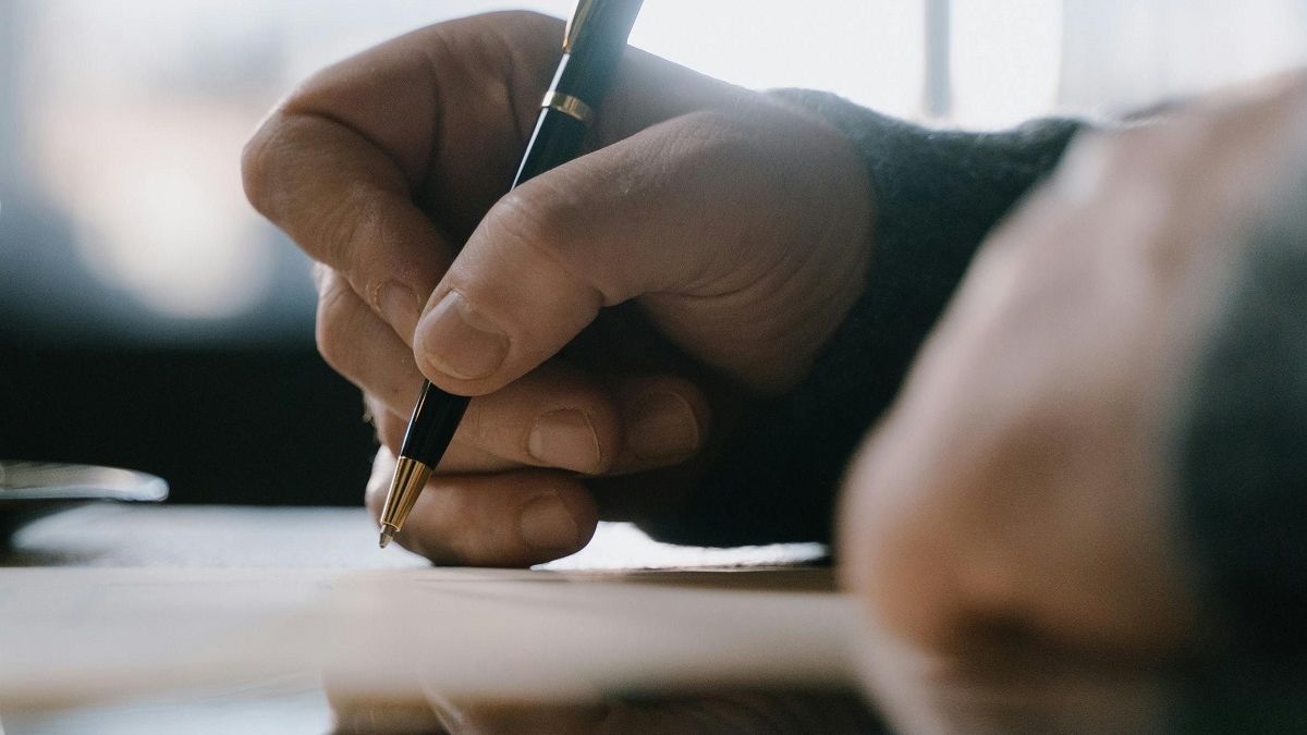 Мужчина пишет заявление