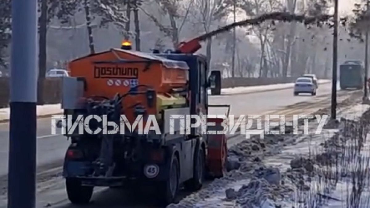 Подрядная машина около рощи Баума в Алматы