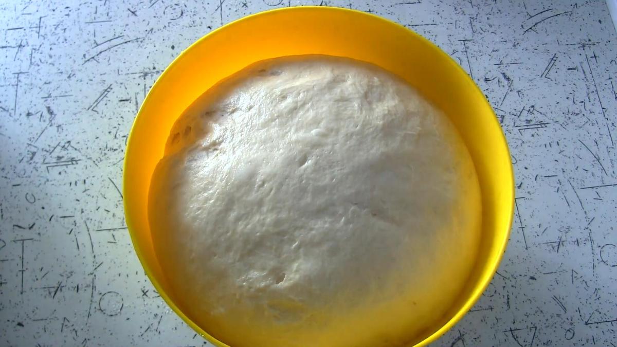 Тесто в пластиковой миске