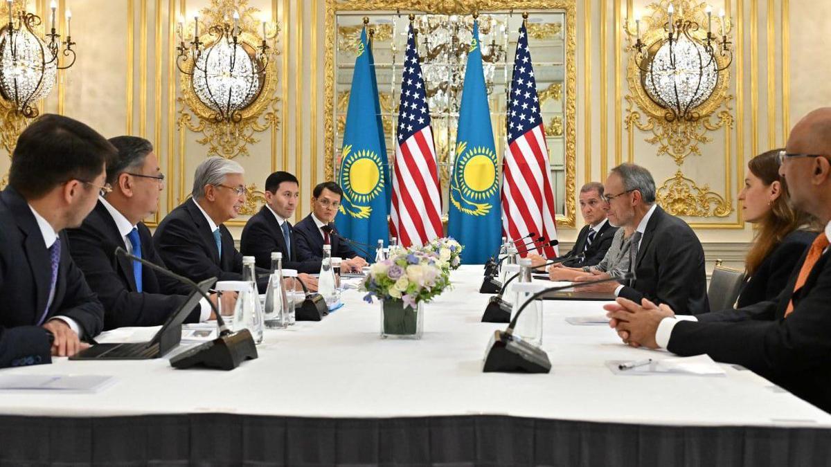 Участники официальной встречи