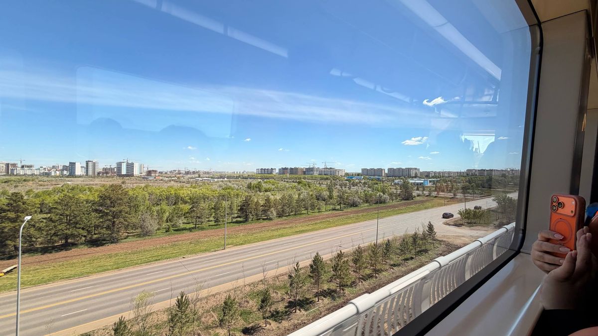 Вид на Астану из окна LRT