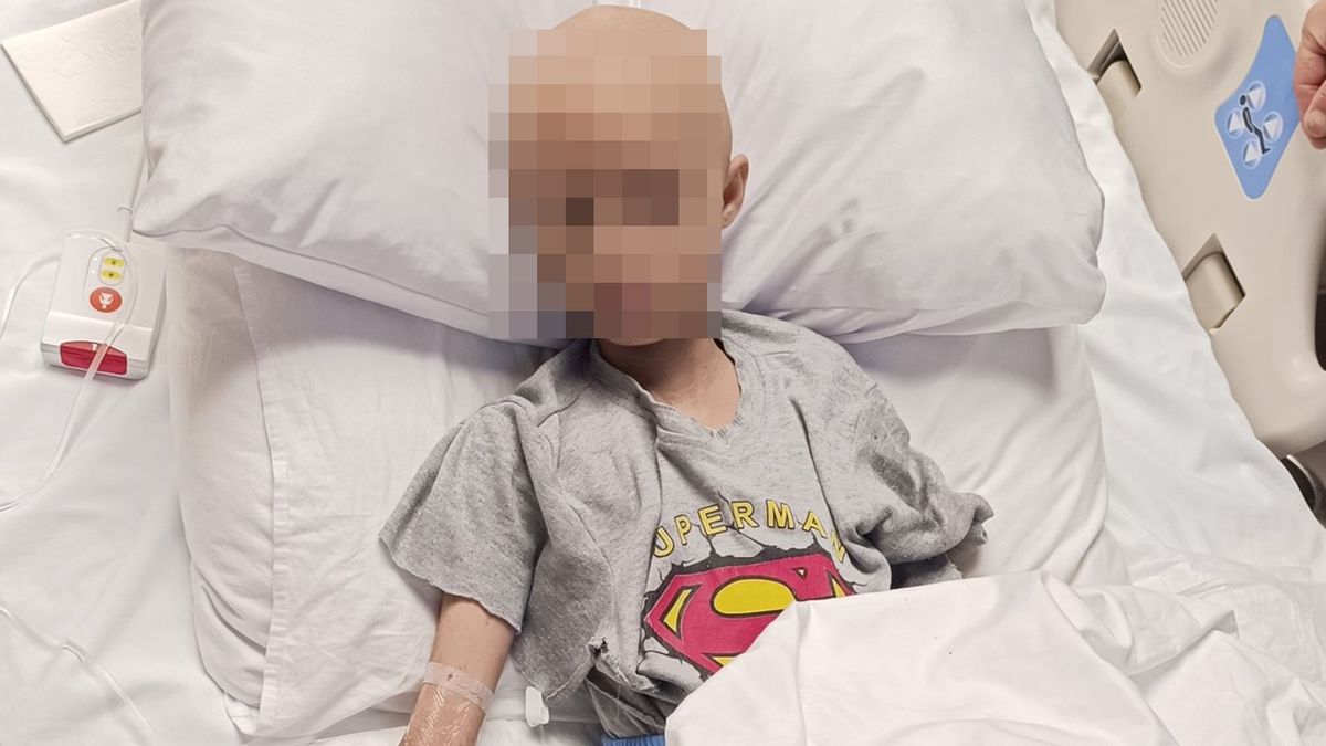 Девочка лежит на кровати в больнице