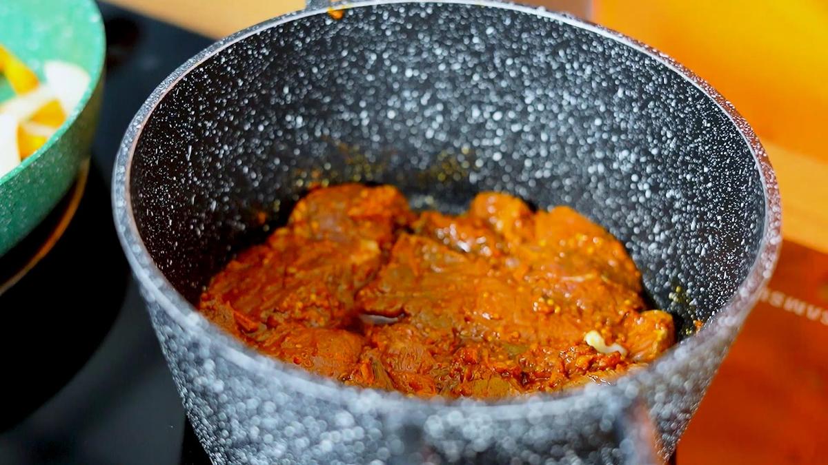 Замаринованное мясо конины в казанке