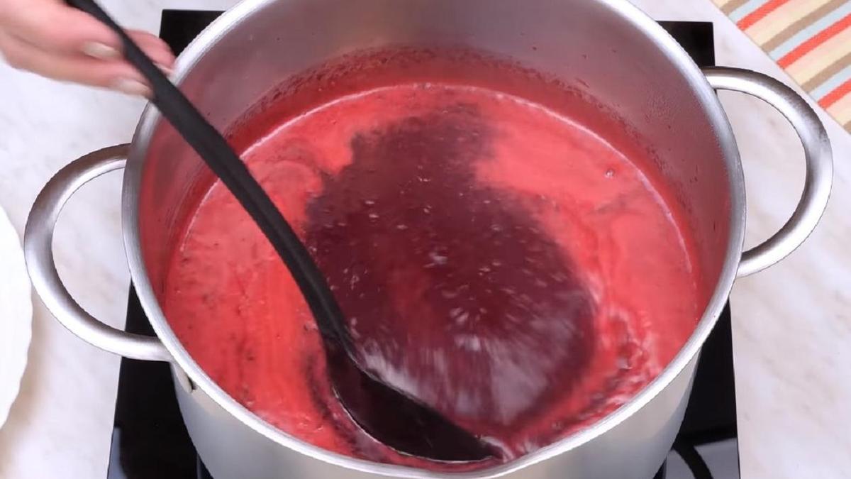 Желе в кастрюле кипит