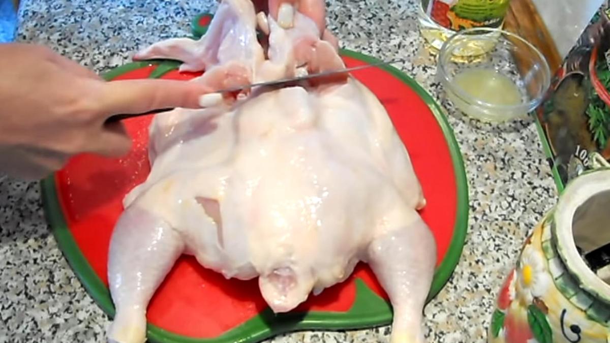На разделочной доске тушка цыпленка