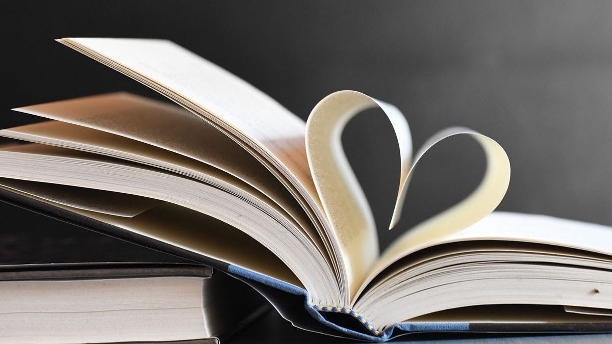 Парақтары ашылып тұрған кітап