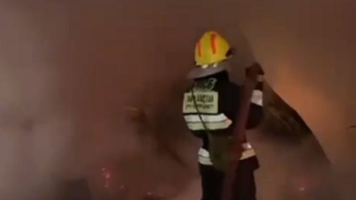 Спасатели на месте пожара