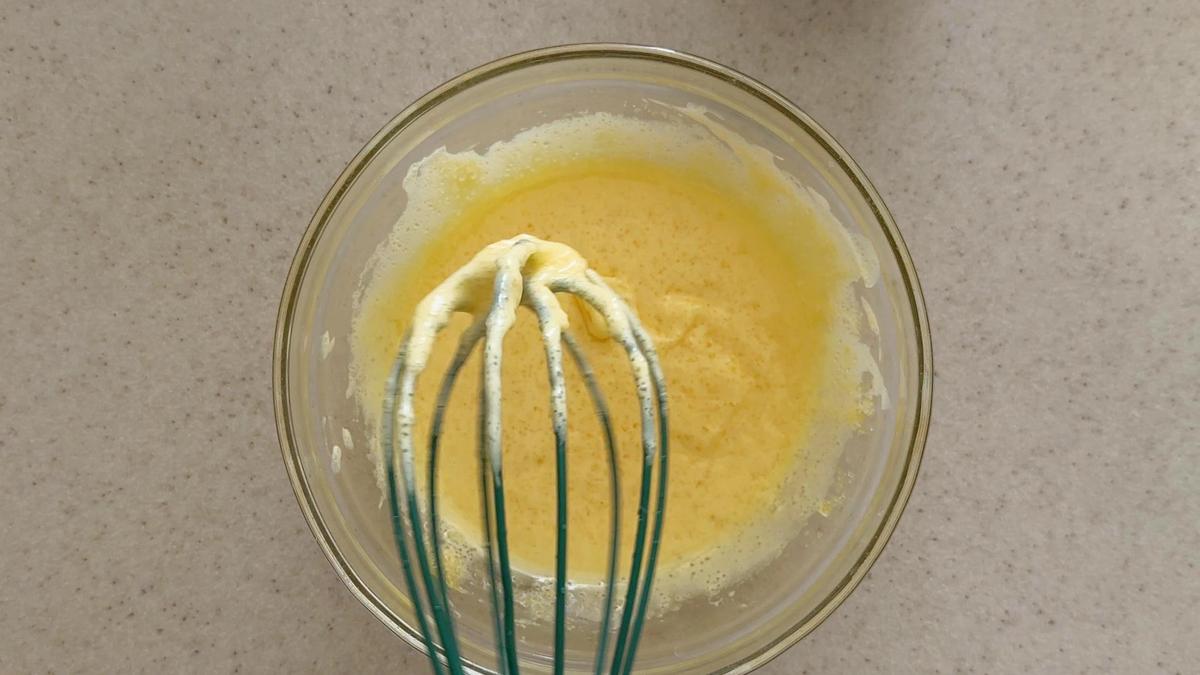 В пиале взбитые венчиком желтки с сахаром