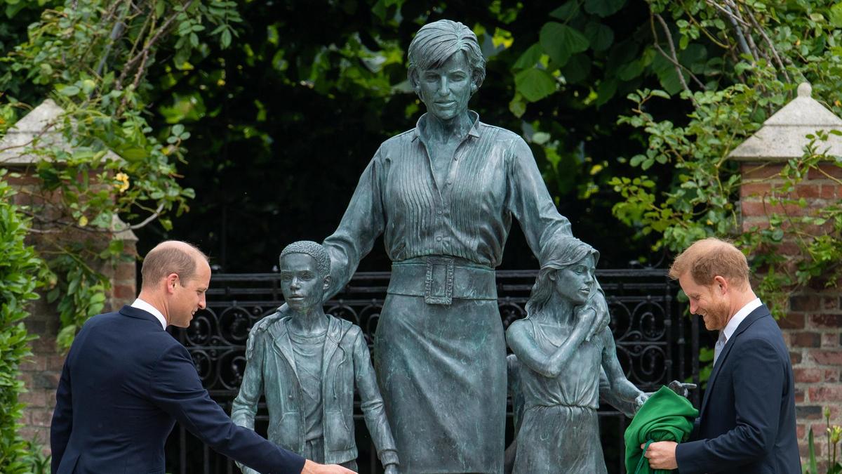 Сыновья принцессы Дианы около ее памятника