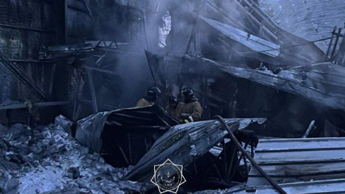 Пожарные тушат пожар