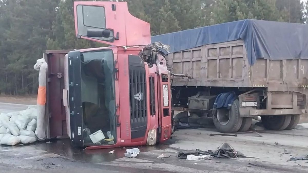 Грузовик столкнулся с легковым авто