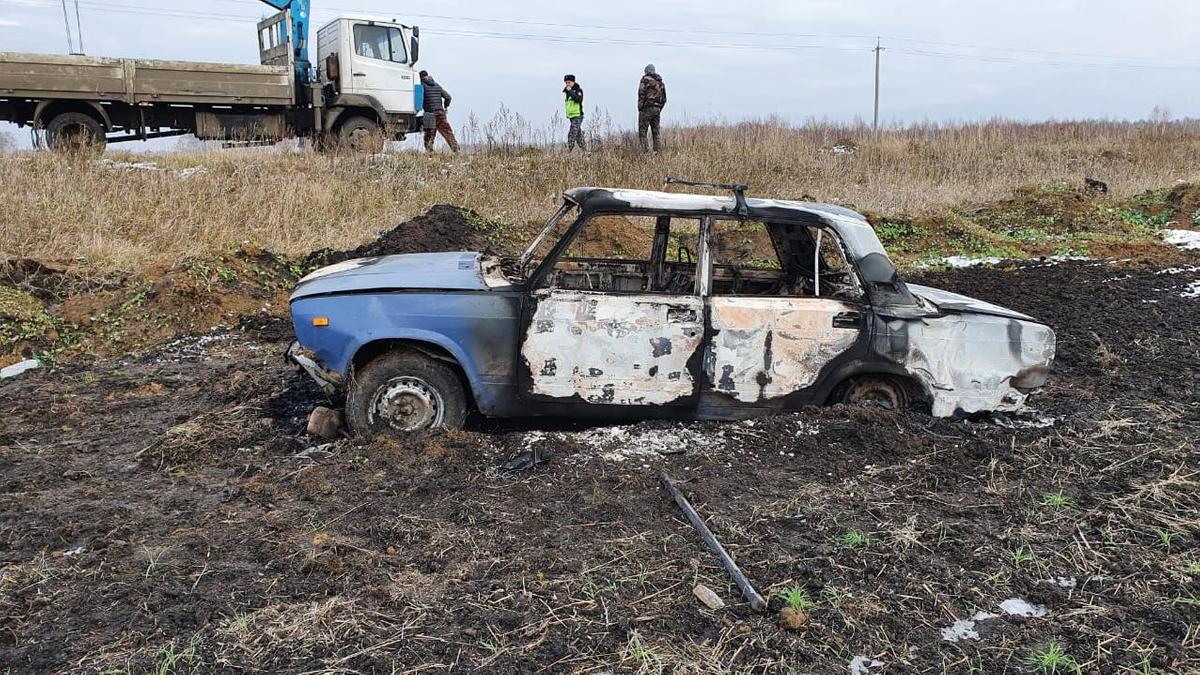 Сгоревший автомобиль в поле