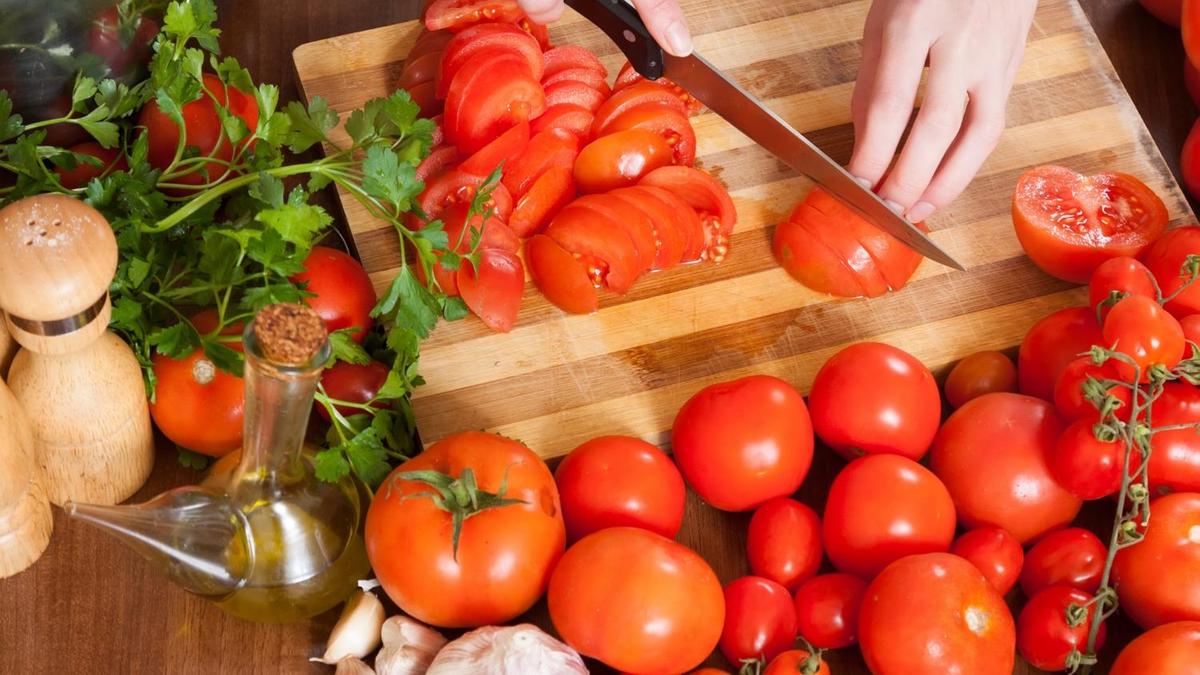 Томаты нарезают полукольцами