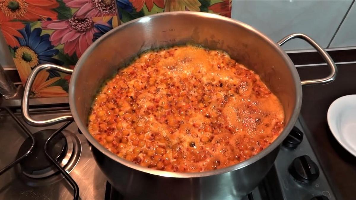 Кипение облепихового варенья