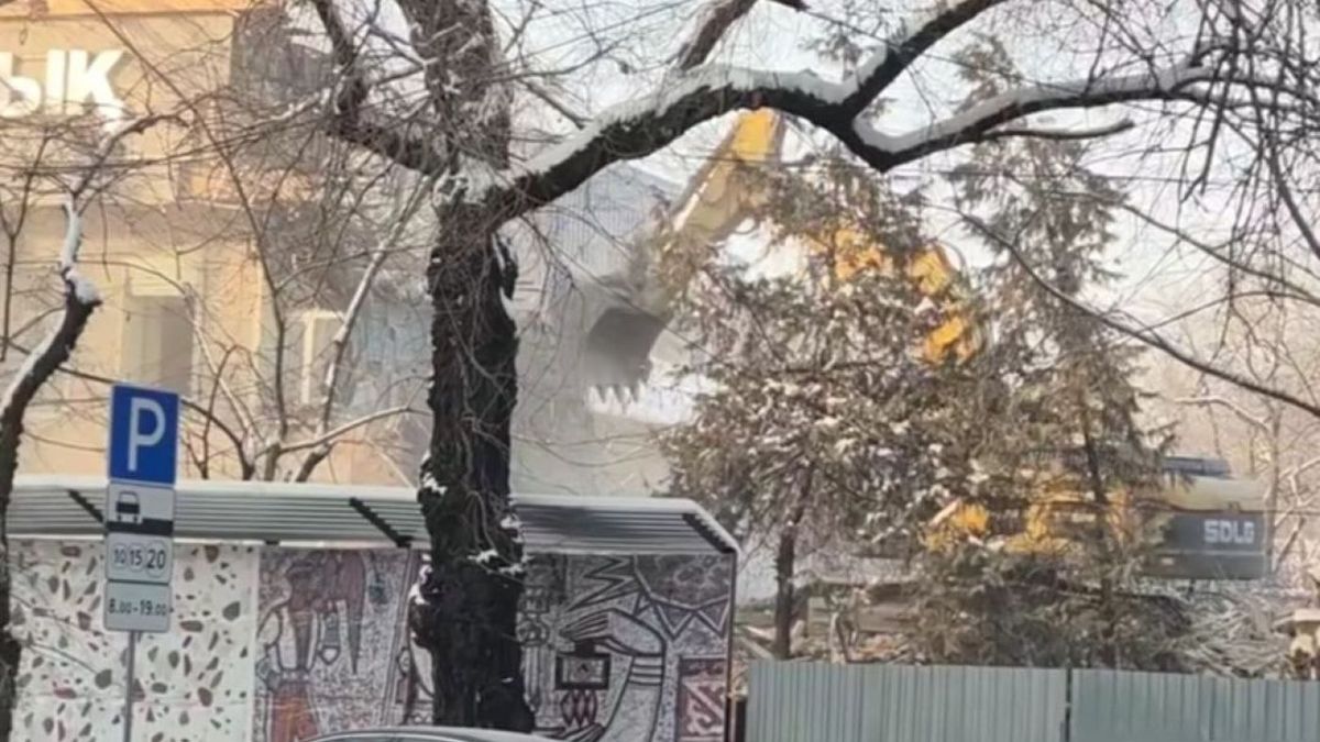 Снос здания роддома